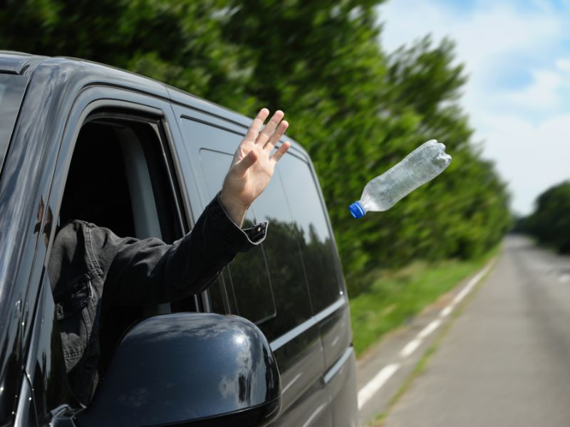 Italien verschärft die Regeln: Bis zu 18.000 Euro Bußgeld für Müll aus dem Autofenster – wichtig für den Urlaub
